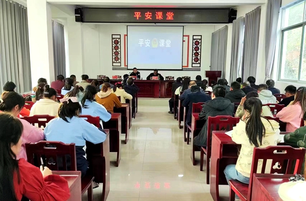 青峰派出所民警深入校園為教師送上一份安全錦囊