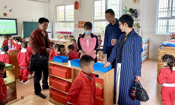 縣教育局來我園指導德育工作