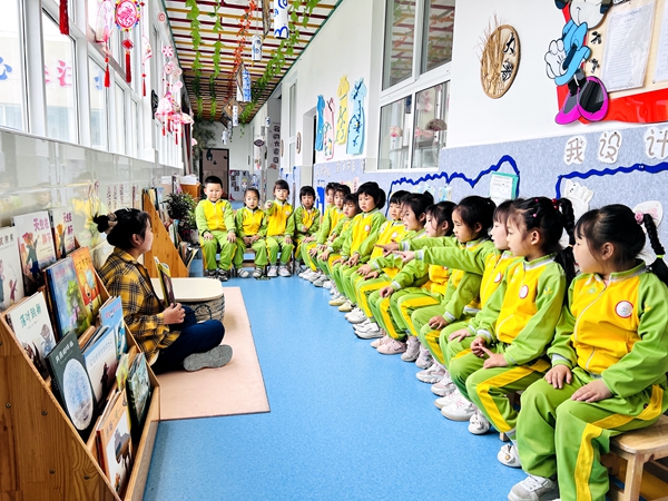 房縣青峰鎮中心幼兒園：濃濃書香月，“悅”讀好時光