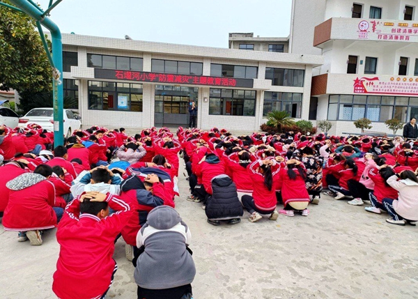 房縣白鶴鎮石堰河小學開展“5.12防災減災日”地震逃生演練