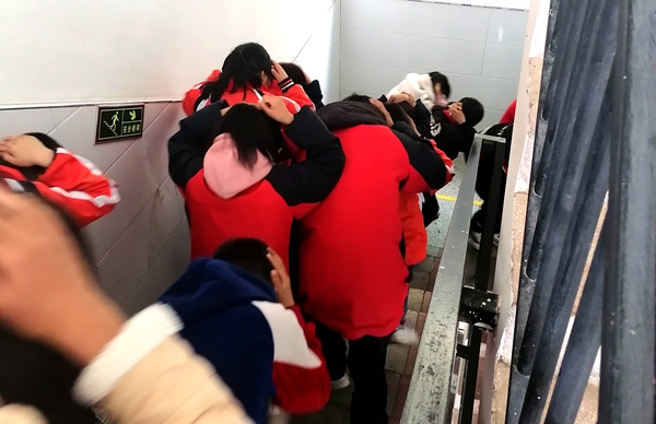 房縣沙河鄉明德小學開展“5.12”防震減災宣傳教育活動