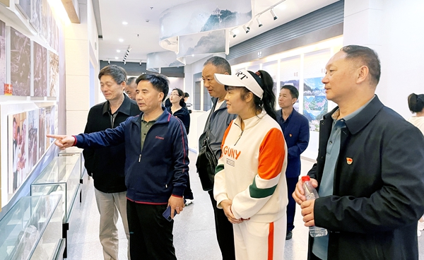 城關鎮教育總支赴堯治河開展主題黨日活動