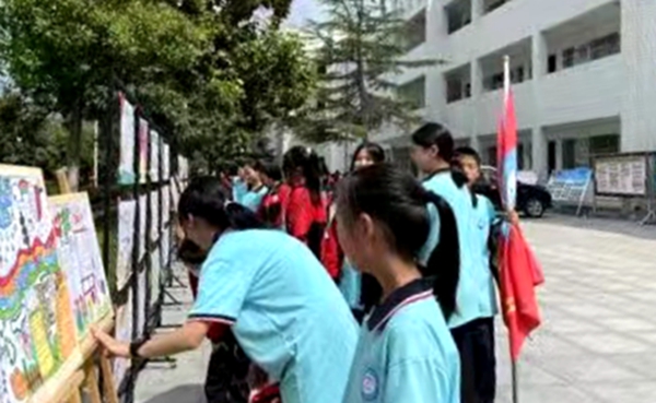 【心理健康活動月】青峰初中開展心’暖花開·心隨手‘繪’活動