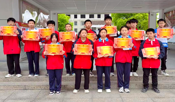 白鶴鎮石堰河中學舉行地生中考動員會