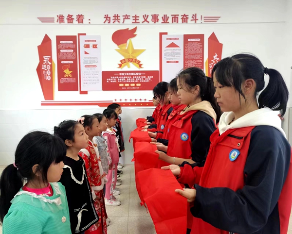 沙河鄉明德小學舉行“童心向黨，伴我成長”新隊員入隊儀式