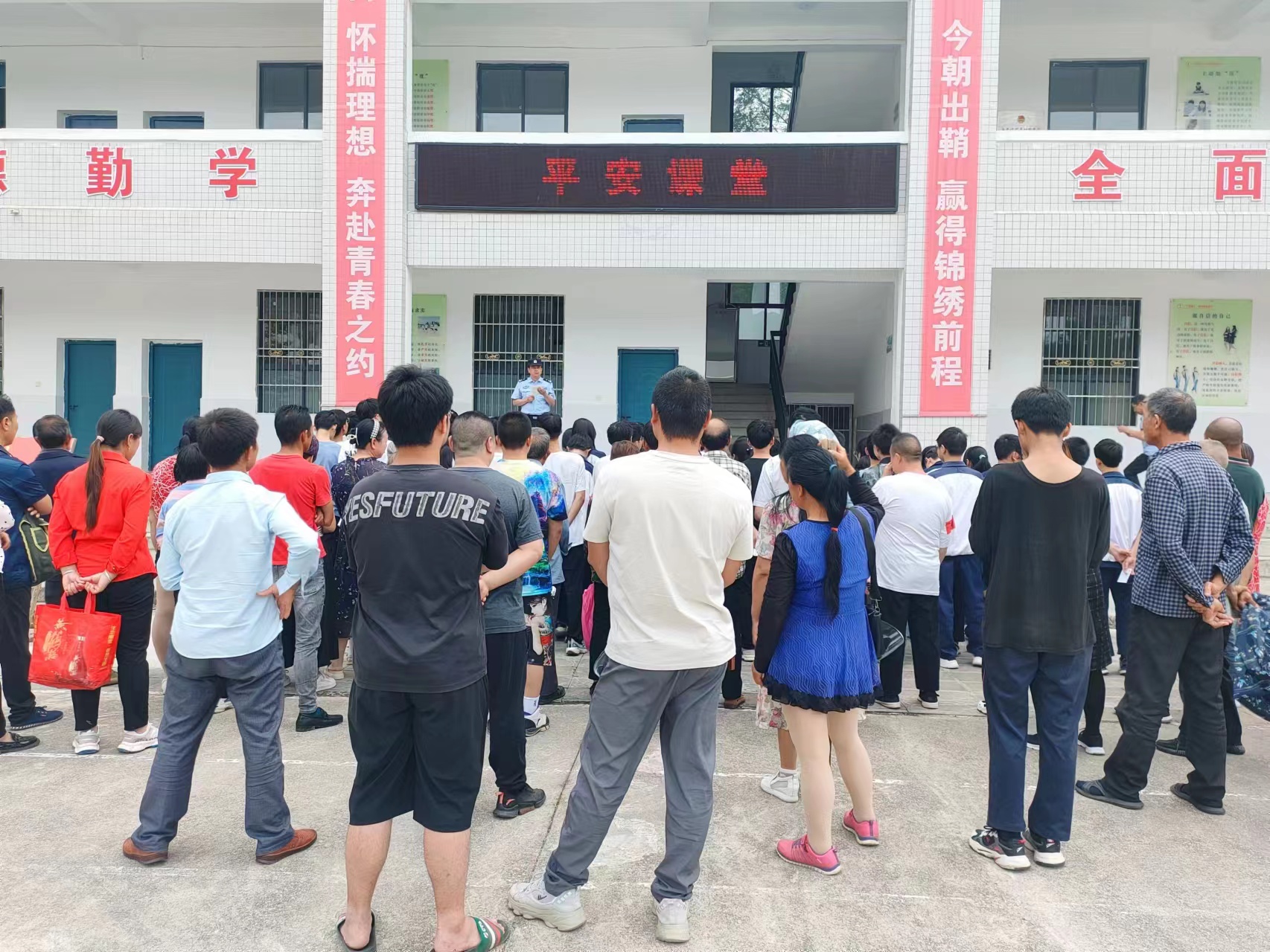 沙河初中為畢業離校學生上了最后一課