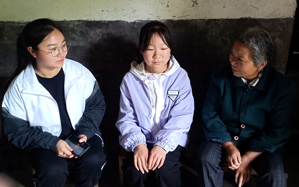 房縣沙河鄉明德小學：家訪促溝通 暑期不停歇