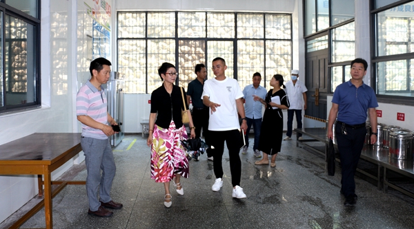 縣教育局駐點負責人檢查青峰初中開學工作