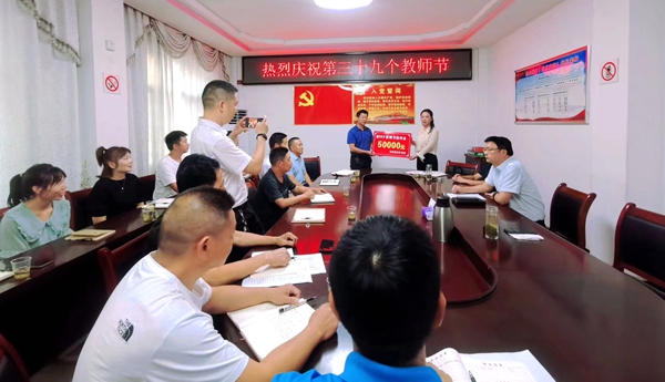 青峰鎮：情系教師節 慰問暖師心