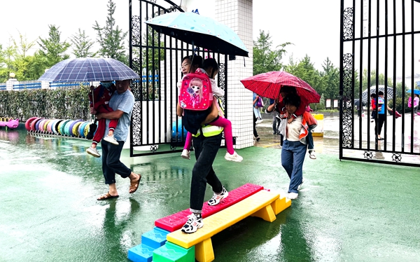 房縣青峰鎮中心幼兒園：秋雨無聲 關愛無言