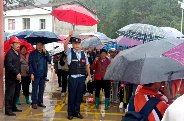 雨中小紅傘 最美風“警”線