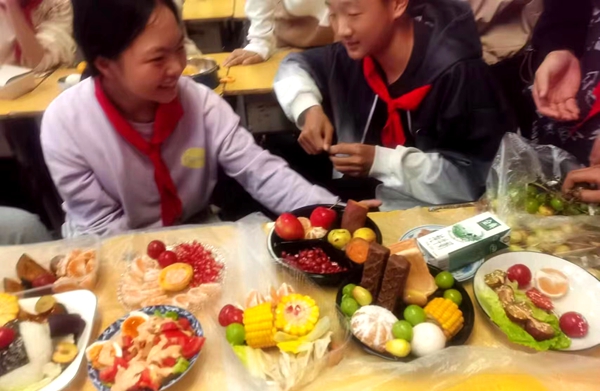 房縣城關四中開展創意“蔬果拼盤”勞動實踐活動