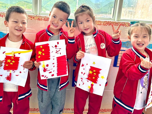 房縣青峰鎮中心幼兒園：童心迎國慶 濃濃愛國情
