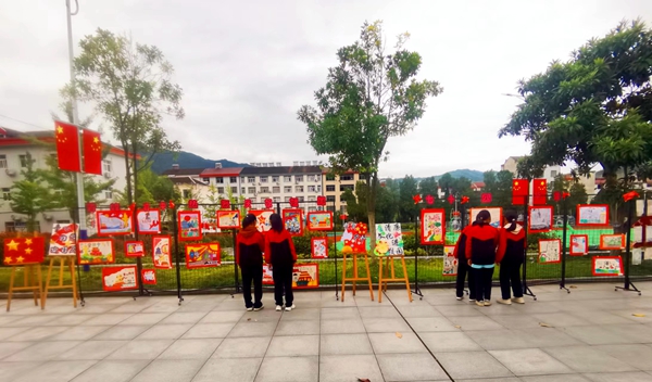 青峰初中開展“慶國慶·迎中秋”書畫展活動