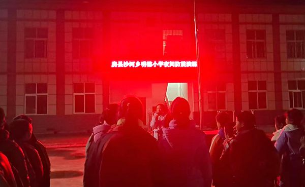 房縣沙河鄉明德小學進行夜間消防演練