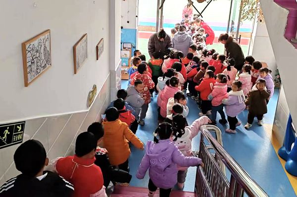 房縣青峰鎮中心幼兒園：實戰演練防踩踏，安全教育潤童心