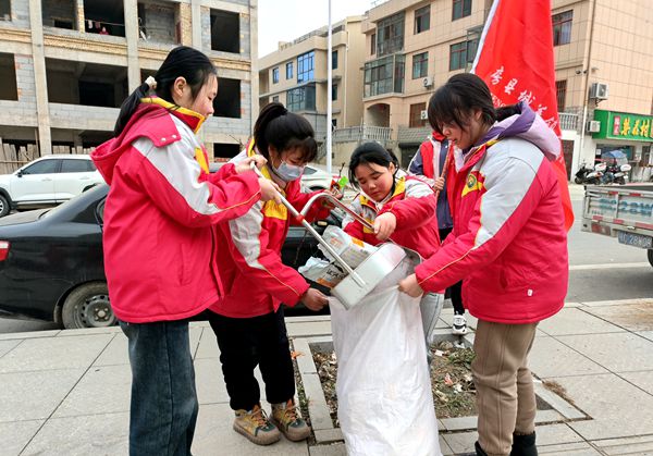 八一希望小學：開展學雷鋒“踐”行動義務清掃街道活動