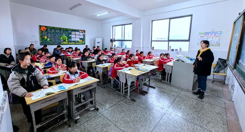 白鶴鎮石堰河小學教聯體舉行教師教學素養大賽活動