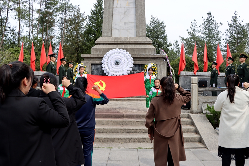 八一希望小學聯合駐軍部隊開展清明祭英烈活動