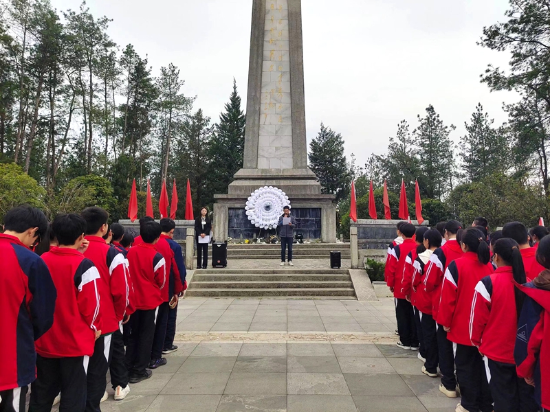 城關四中：祭掃烈士陵園  緬懷革命英烈