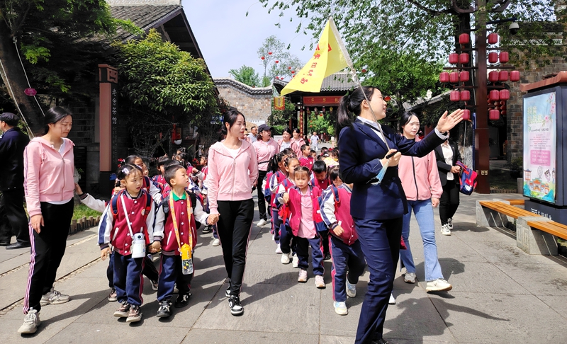 唐城博大幼兒園：開展“趁花開，趣春游”活動