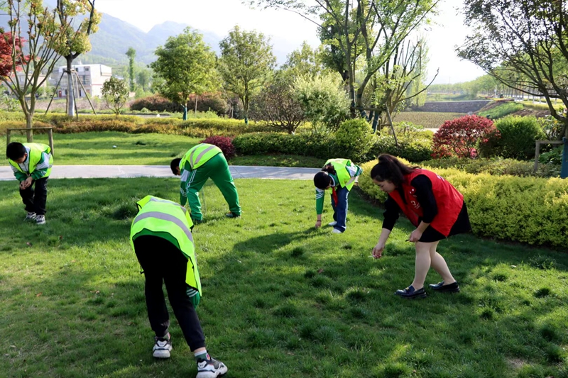 八一希望小學百名學生爭當“河小青”