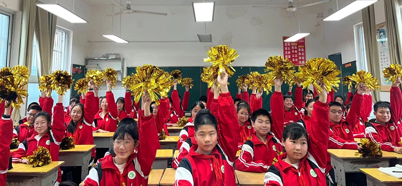 城關四中舉行首屆課桌操比賽