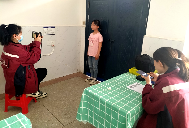 陡口小學:學生體檢進行時