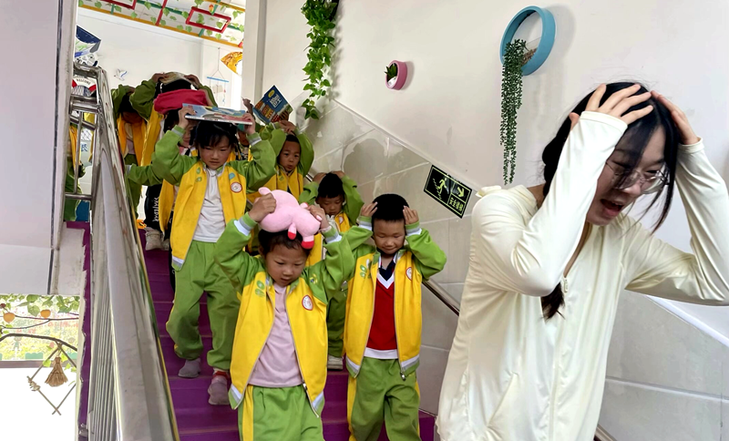 房縣青峰鎮中心幼兒園：以“練”防筑，臨“震”不慌