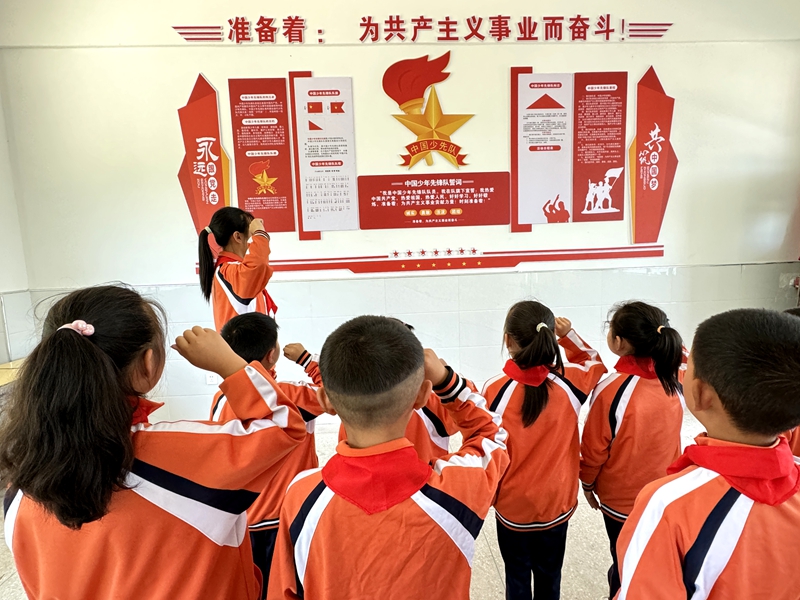 沙河鄉明德小學舉行少先隊入隊儀式