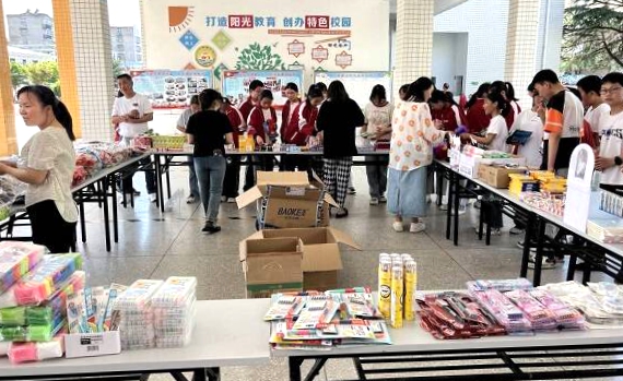 城關鎮八一希望小學校園積分超市“開市”