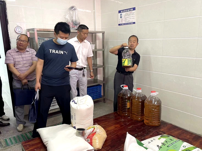 房縣青峰鎮中心幼兒園迎接市“食品安全量化A級食堂”評估驗收