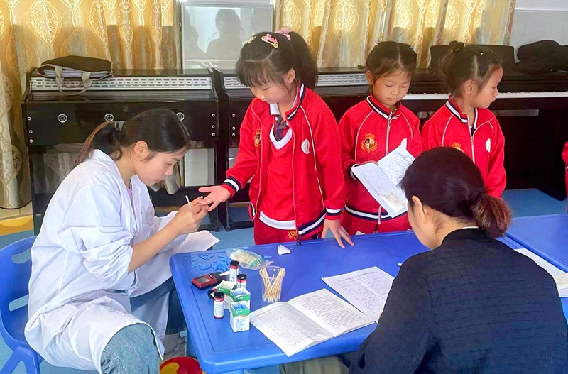 房縣青峰鎮中心幼兒園：體檢護航 健康相伴