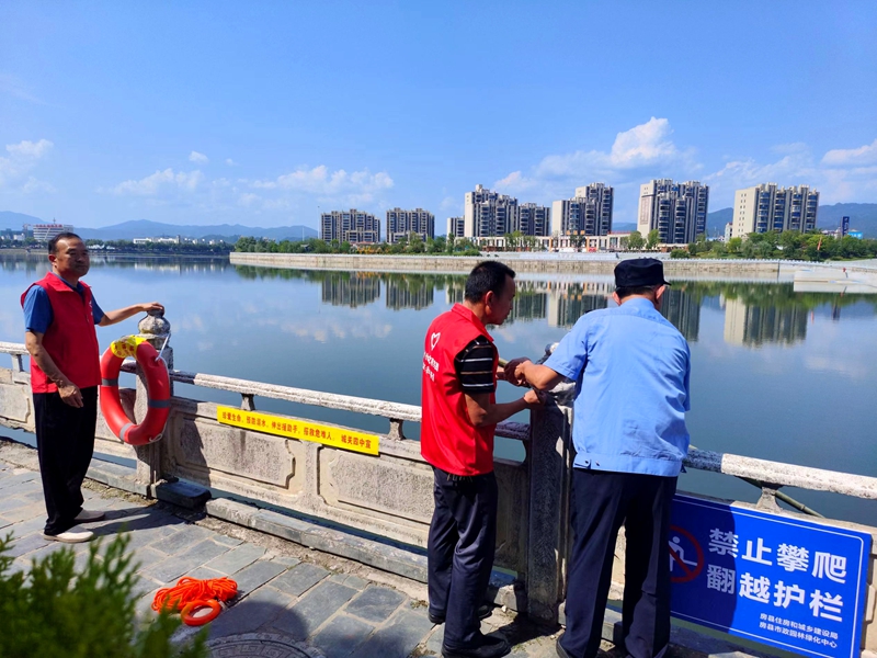 城關四中：發放救生設備，多措并舉筑牢防溺水“安全網”