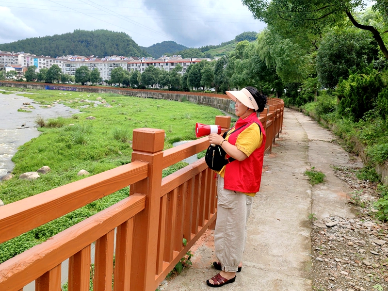 房縣青峰鎮中心幼兒園：暑期防溺水，巡河保平安