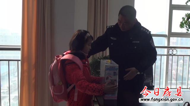 柯正洪局長送給媛媛書包和學(xué)習(xí)用品鼓勵她回家后好好上學(xué)讀書