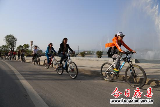 騎行在濱河大道