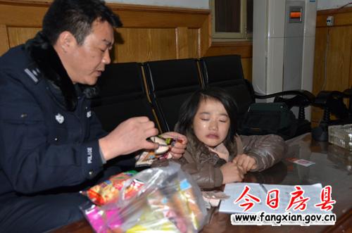 民警給媛媛買來零食