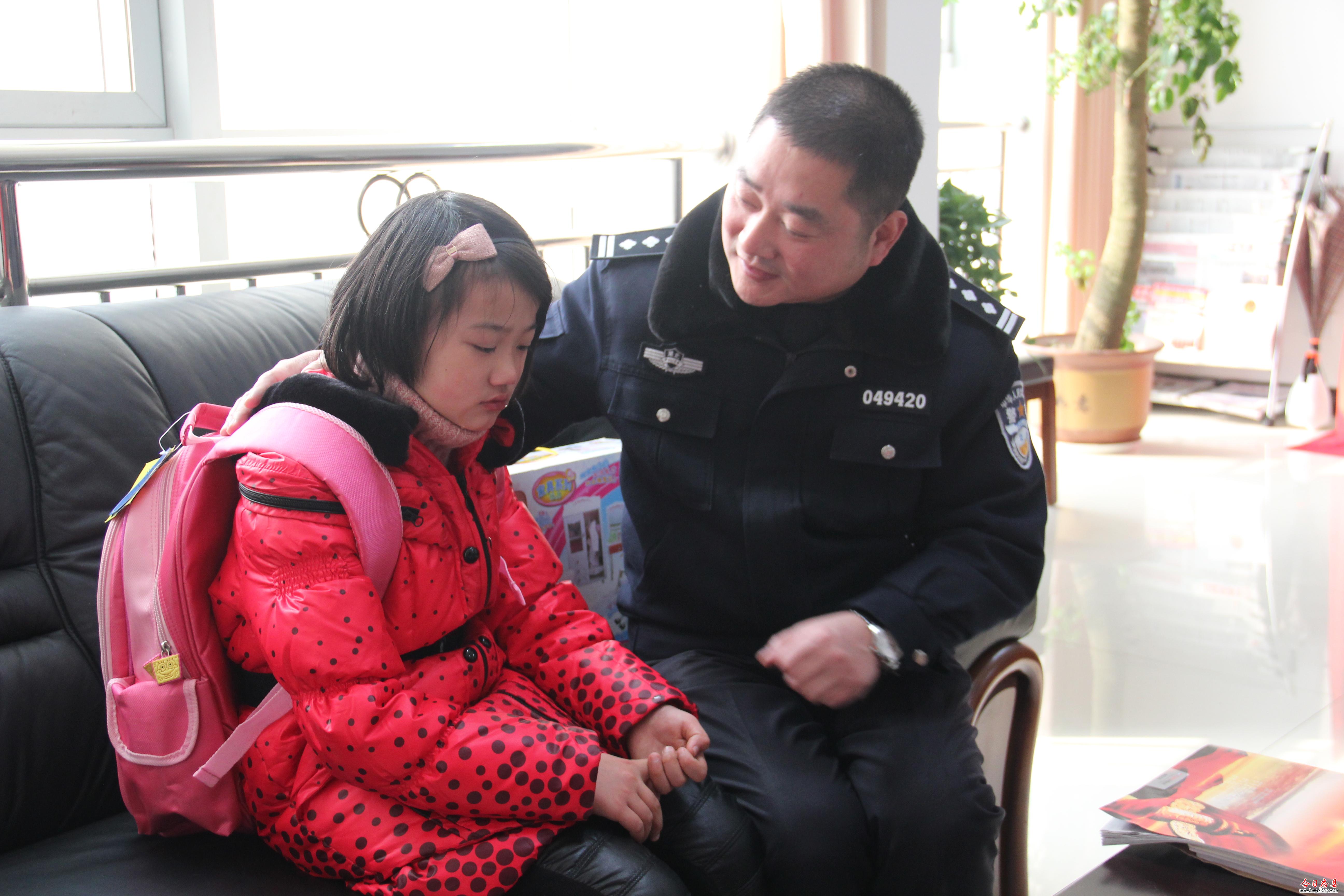 房縣政府黨組成員、公安局局長柯正洪耐心叮囑小媛媛回家后注意安全