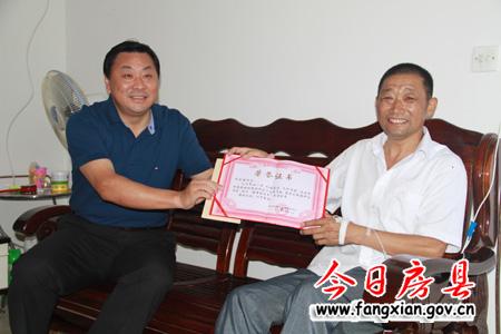 沈明云看望慰問“最美村書記”代大明