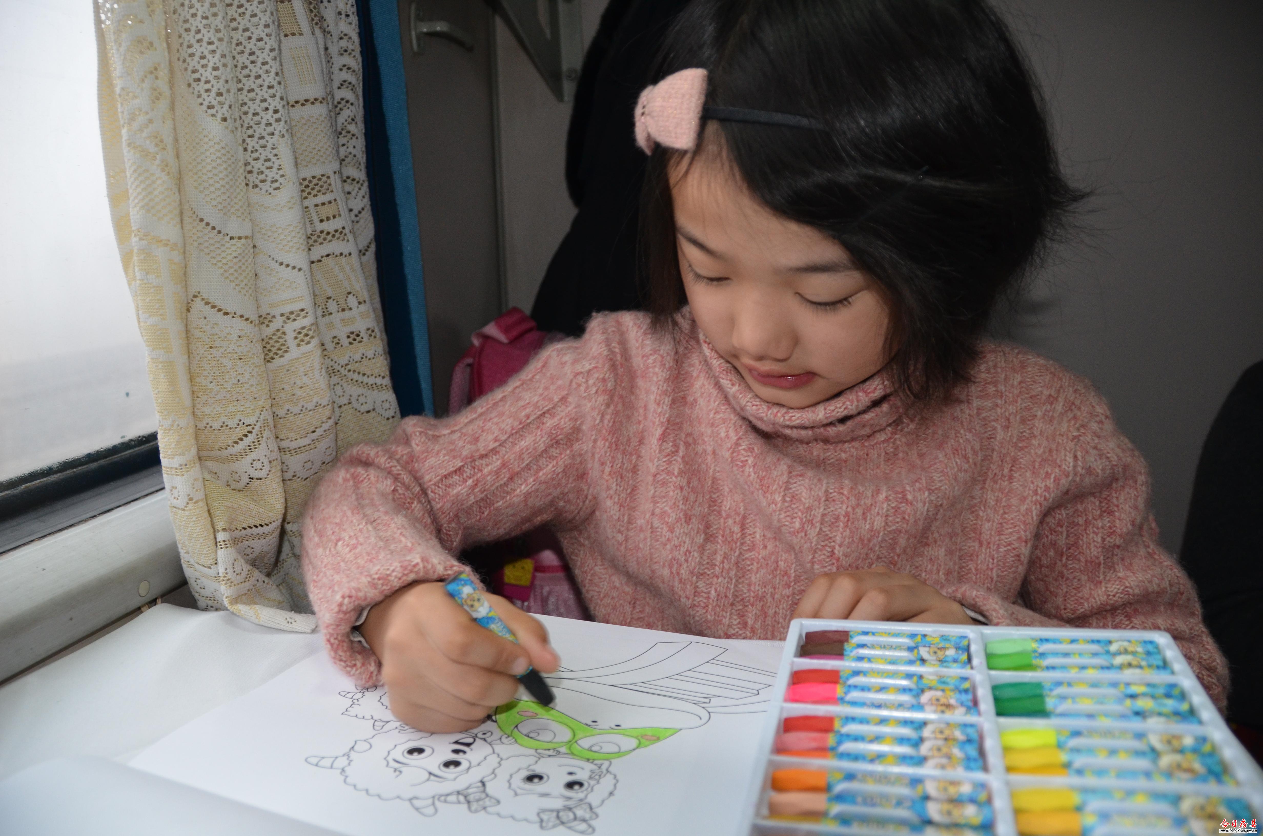 火車上媛媛用彩筆描圖