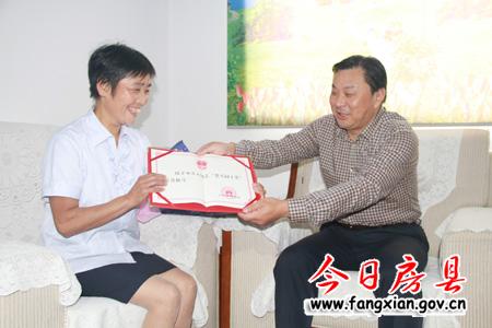 沈明云迎接載譽歸來的“最美鄉村教師” 伍昌云