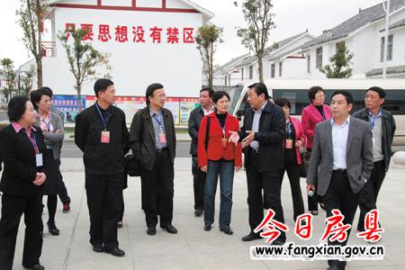 駐十堰市全國、省人大代表來我縣調研扶貧開發工作