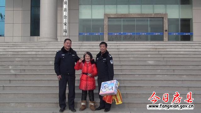 媛媛回成都前與房縣公安局局長柯正洪等合影
