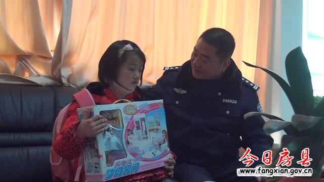 房縣公安局局長柯政洪關(guān)心地詢問媛媛在房縣的情況