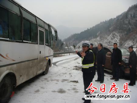 房縣交警大隊(duì)冒雪幫助推被困車輛