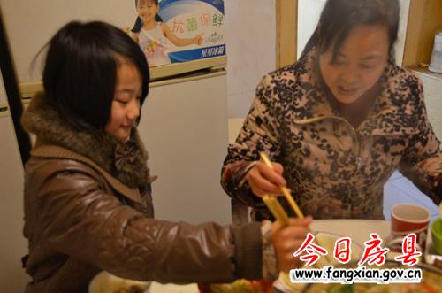 媛媛被好心的魏警官帶回家