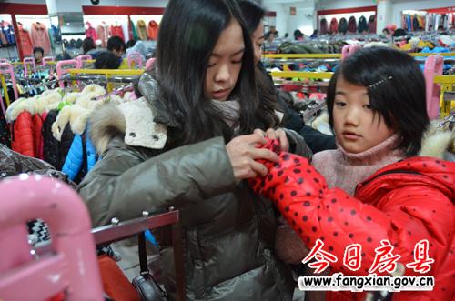 媛媛開心地穿上新衣服