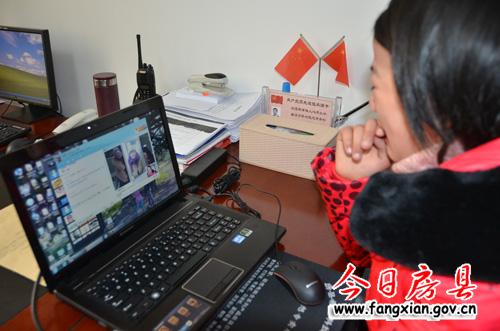 媛媛在網(wǎng)上看到了媽媽