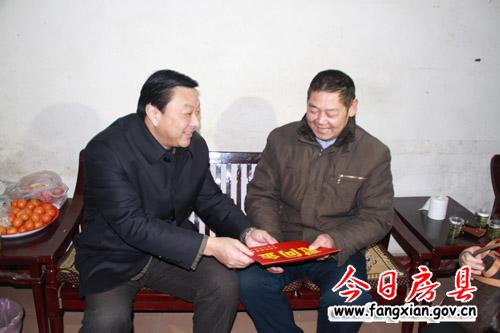 沈明云慰問勞動模范和困難職工